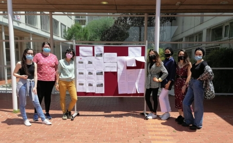 Alumnes de la FTI i la professora Anna Gil-Bardají presentant la seva exposició